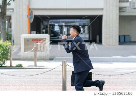 若い男性　ビジネス　走る 126562166