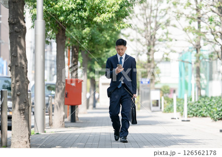若い男性　ビジネス　スマホ 126562178