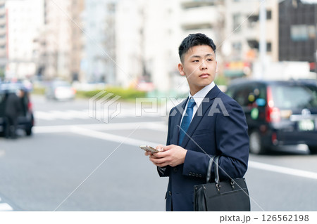 若い男性　ビジネス　スマホ 126562198