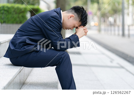 若い男性　ビジネス　悩む 126562267