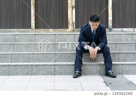 若い男性　ビジネス　悩む 126562268