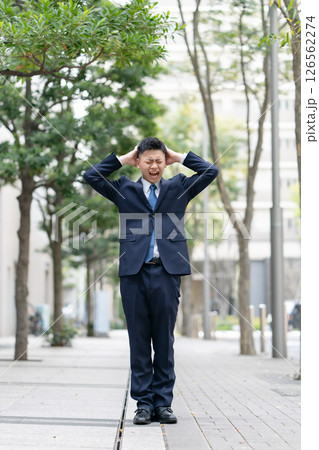 若い男性　ビジネス　パニック 126562274