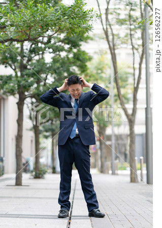 若い男性　ビジネス　パニック 126562277