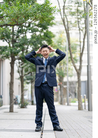若い男性　ビジネス　パニック 126562278