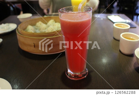 台湾　生スイカジュース　台北のレストランにて 126562288