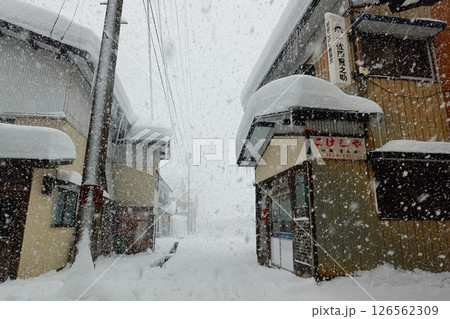 山形県大蔵村 肘折温泉の冬の風景より 126562309