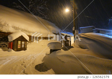 山形県大蔵村 肘折温泉の冬の夜の風景より 山形県大蔵村 肘折温泉の冬の夜の風景より 126562379