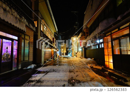 山形県大蔵村 肘折温泉の冬の夜の風景より 山形県大蔵村 肘折温泉の冬の夜の風景より 126562383