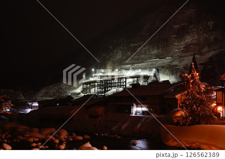 山形県大蔵村 肘折温泉の冬の夜の風景より 山形県大蔵村 肘折温泉の冬の夜の風景より 126562389