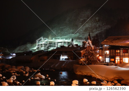 山形県大蔵村 肘折温泉の冬の夜の風景より 126562390