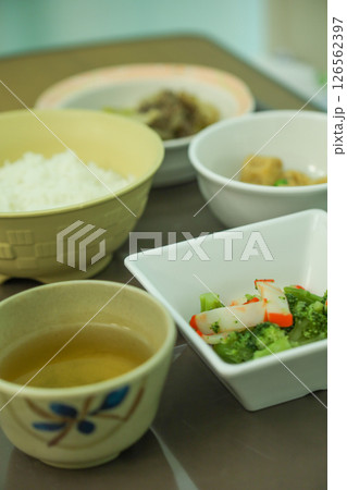 低カロリー減塩病院食（ご飯、がんもの煮物、牛肉の煮物、ブロッコリーのあえ物、お茶） 126562397