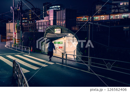 ムードが漂う夜の代々木駅(東口) ムードが漂う夜の代々木駅(東口) 126562406