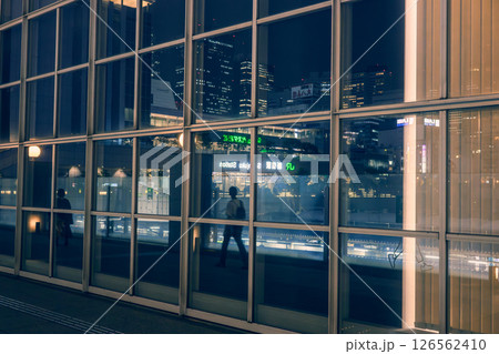ガラスに映る新宿駅の夜景と通行人 ガラスに映る新宿駅の夜景と通行人 126562410