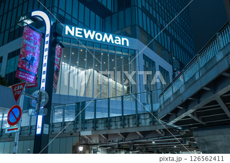 夜の新宿駅（東南口）　ビルと甲州街道の高架下 126562411