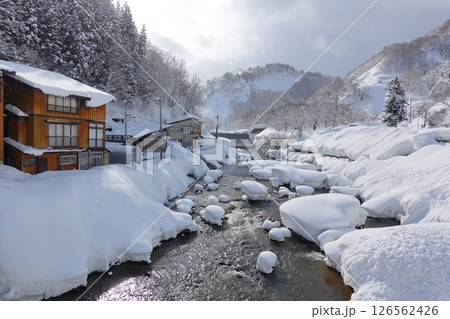 山形県大蔵村 肘折温泉の冬の朝の風景より 126562426