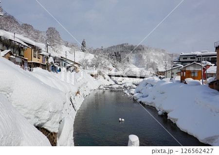 山形県大蔵村 肘折温泉の冬の朝の風景より 126562427