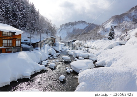 山形県大蔵村 肘折温泉の冬の朝の風景より 126562428