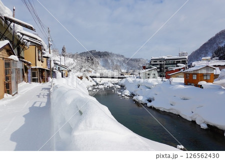 山形県大蔵村 肘折温泉の冬の朝の風景より 126562430