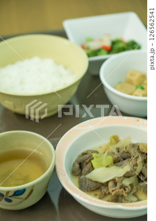 低カロリー減塩病院食(ご飯、がんもの煮物、牛肉の煮物、ブロッコリーのあえ物、お茶) 低カロリー減塩病院食(ご飯、がんもの煮物、牛肉の煮物、ブロッコリーのあえ物、お茶) 126562541