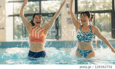 アクアビクスで笑顔弾ける女性たち 126562758