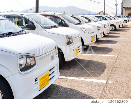 銀行の駐車場に並ぶ営業車 126562809