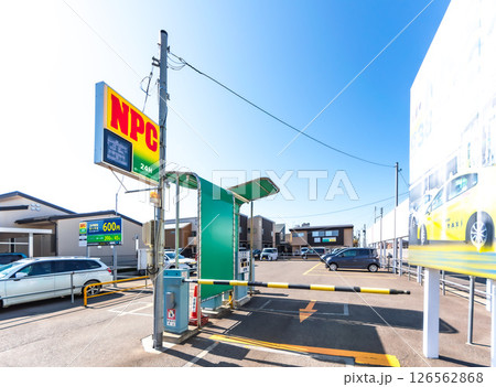 駅前の有料駐車場 (出口のゲート前) 126562868