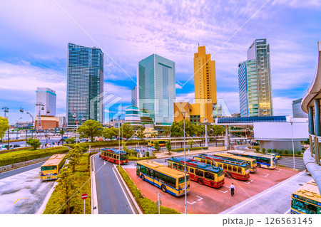 日本の東京都市景観 桜木町駅前のビル群やYOKOHAMA AIR CABIN桜木町駅などを望む 126563145