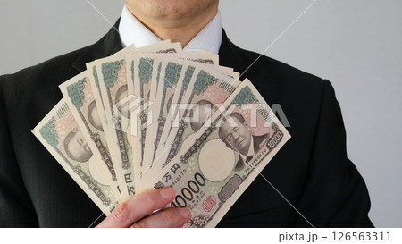 日本の新一万円札を持つビジネスマン 126563311
