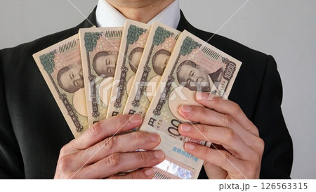札束を持つ日本人ビジネスマン 126563315