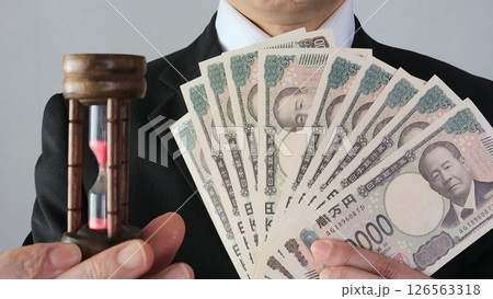 砂時計と新一万円札を持つ人物 126563318