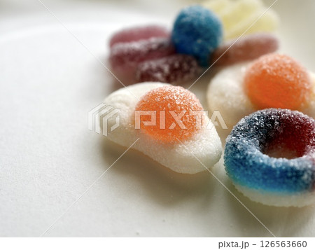 カラフルなグミ 126563660