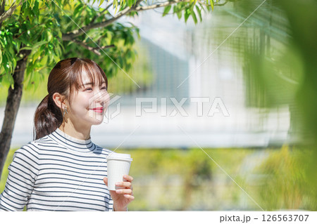 公園でコーヒー飲む若い女性 126563707