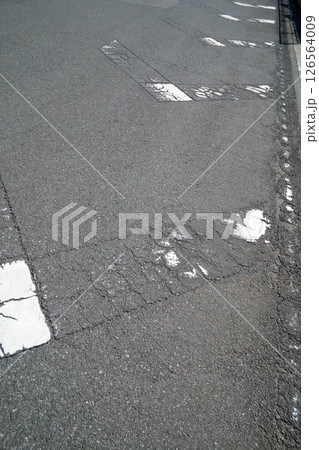 消えかけた道路標示 126564009
