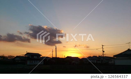 夕陽が沈む港 夕陽が沈む港 126564337