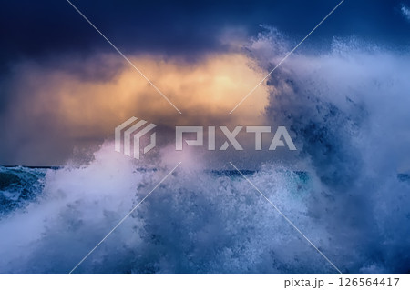 Huge waves of swell in Western Pacific 126564417