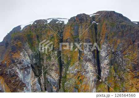 Roubini-rock is discordant intrusion (doleritic typhon). Franz-Joseph Land 126564560