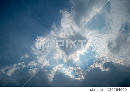 太陽が隠れる空 126564600