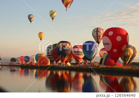 気球　バルーンフェスタ 126564640