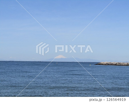 稲毛浜海を挟んで富士の山 126564919