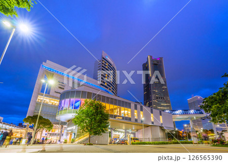 日本の東京都市景観 桜木町駅前やランドマークタワー、エアキャビンの桜木町駅などを望む 126565390