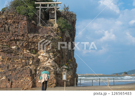 【稲佐の浜　人物有り】 126565483