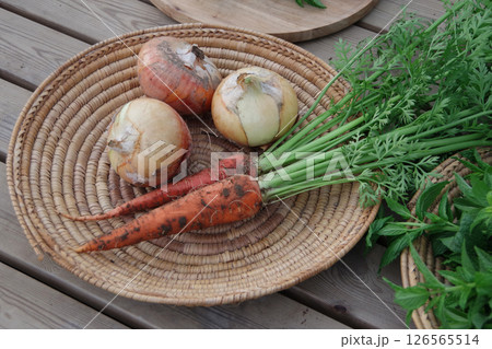 オーガニックなイメージ,収穫したてのフレッシュな人参と玉ねぎ オーガニックなイメージ,収穫したてのフレッシュな人参と玉ねぎ 126565514
