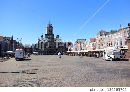 オランダ デルフト 旧市街の市庁舎とマルクト広場 オランダ デルフト 旧市街の市庁舎とマルクト広場 126565765