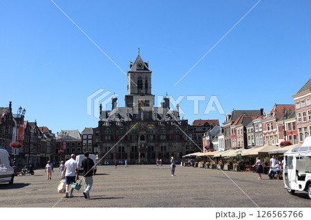 オランダ デルフト 旧市街の市庁舎とマルクト広場 オランダ デルフト 旧市街の市庁舎とマルクト広場 126565766