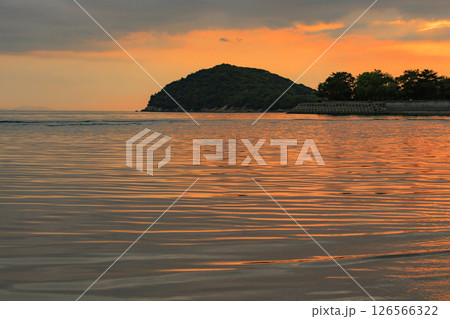 夕暮れの父毋ヶ浜 126566322