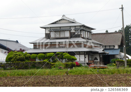 岩手県志波町の蔵と大きな納屋のある大きな古民家 岩手県志波町の蔵と大きな納屋のある大きな古民家 126566369
