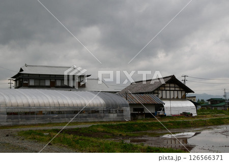 岩手県志波町の蔵と大きな納屋のある大きな古民家 岩手県志波町の蔵と大きな納屋のある大きな古民家 126566371