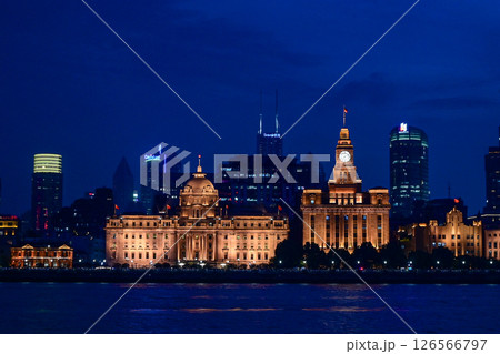 上海夜景・外灘の西洋建築 126566797