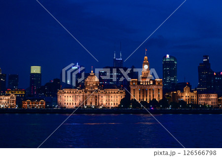 上海夜景・外灘の西洋建築 126566798