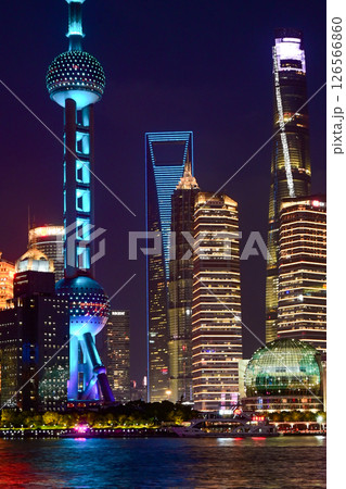 上海夜景・北外灘から眺める東方明珠と陸家嘴の高層ビル群 126566860